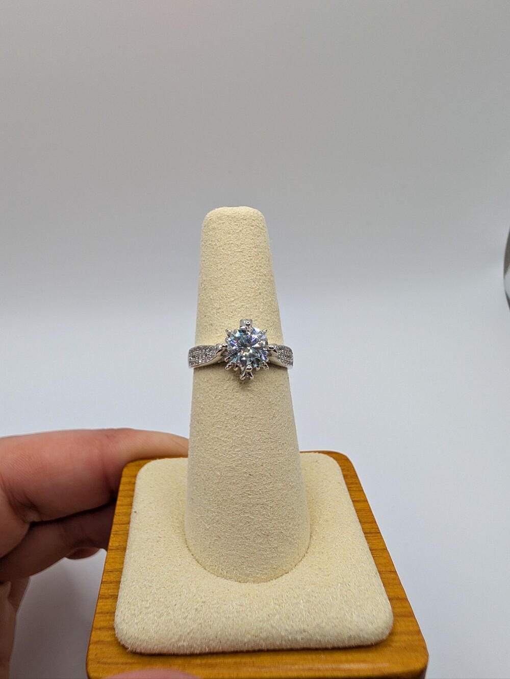 ​NWT 1.0ct Round Brilliant Moissanite Crown Ring Size 6 GRA Certified D Color